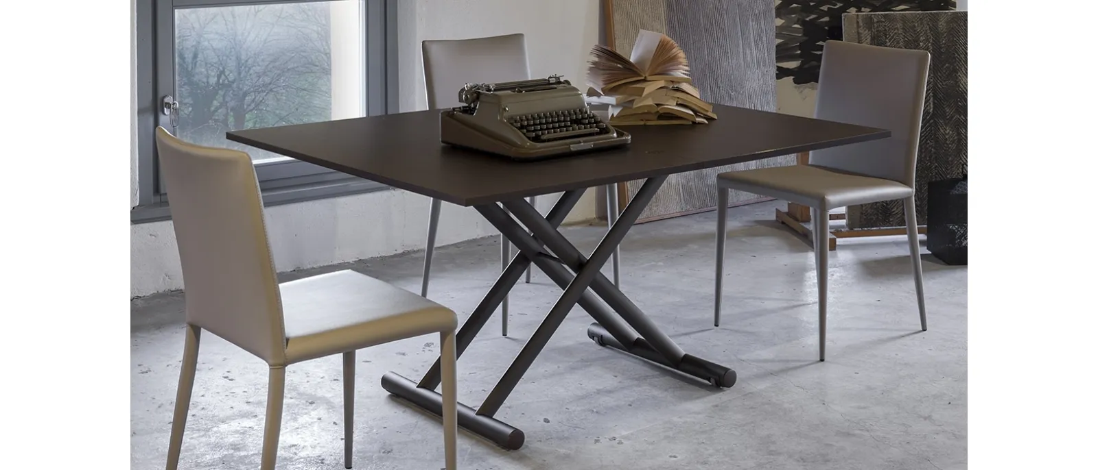 Tavolino trasformabile Universe con piano in nobilitato e base in metallo di Altacom