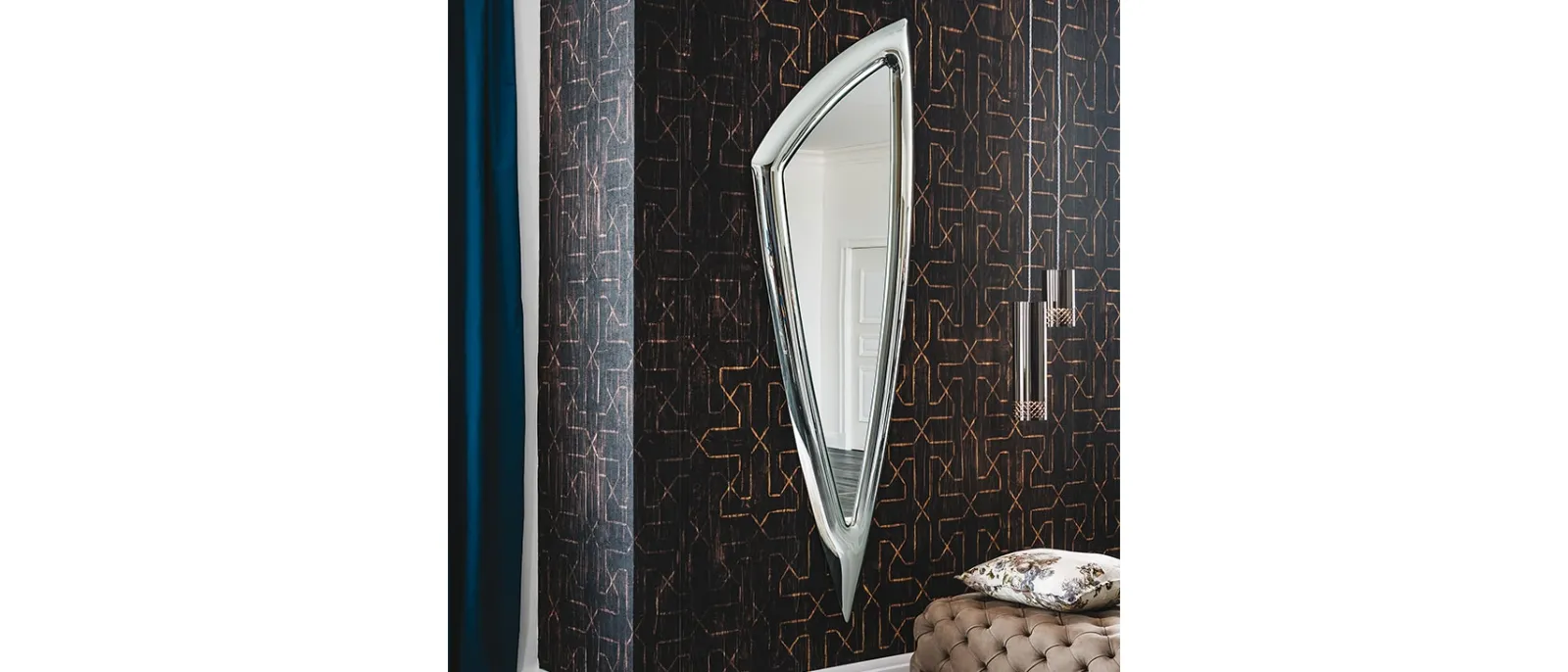 Specchio con cornice in cristallo curvato Camelot di Cattelan Italia