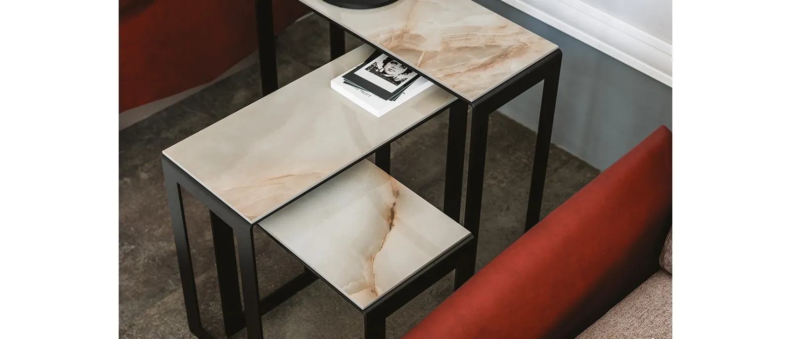 Tavolini con piano in ceramica effetto marmo Kitano di Cattelan Italia