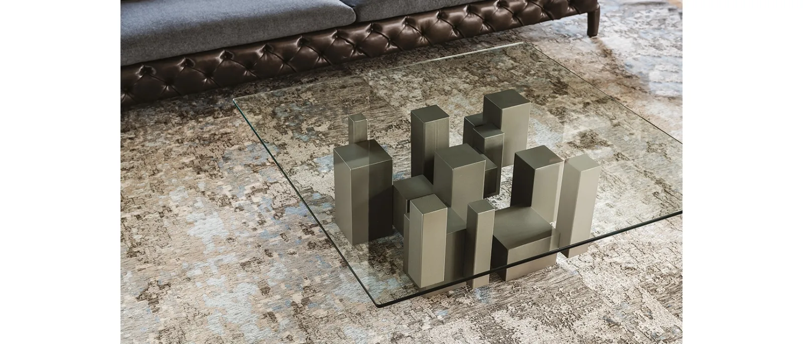 Tavolino con base in acciaio e piano in vetro Skyline di Cattelan Italia