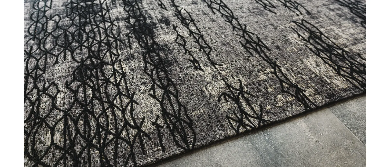 Tappeto Mumbai grigio e nero tessuto in cotone e ciniglia a rilievo di Cattelan Italia