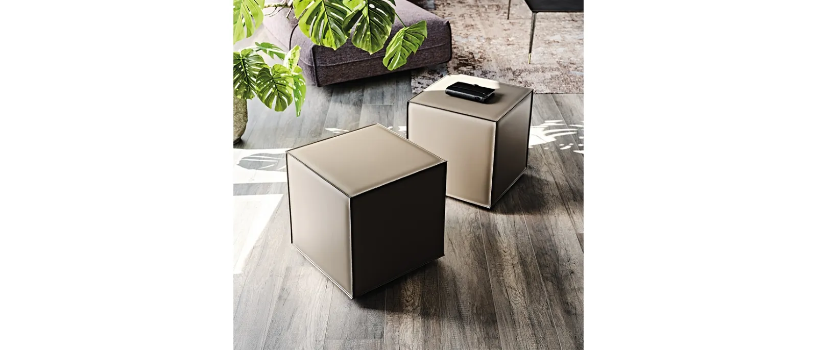 Pouf Kubo su ruote completamente rivestito in cuoio con cuciture in contrasto di Cattelan Italia