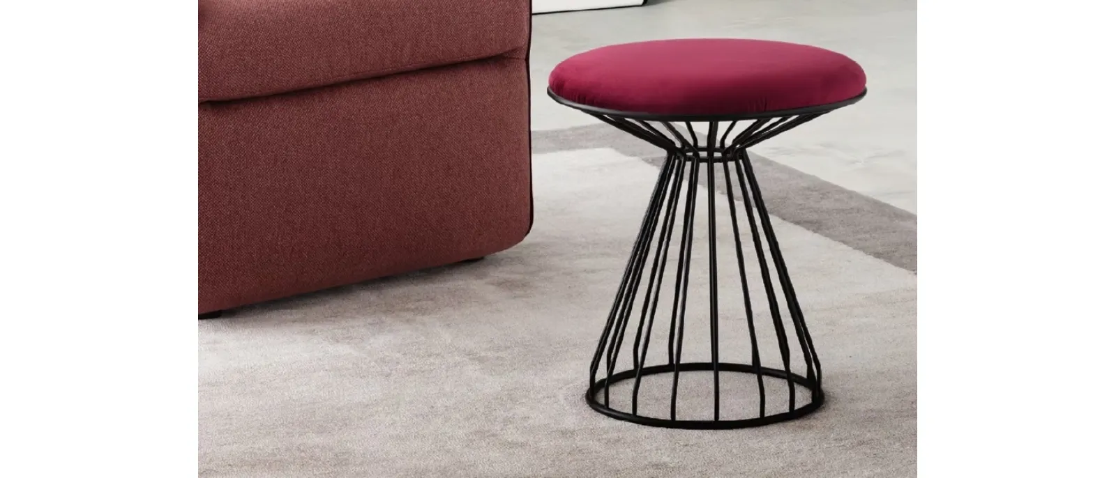 Pouf Liliane in tessuto imbottito con struttura in metallo di Le Comfort