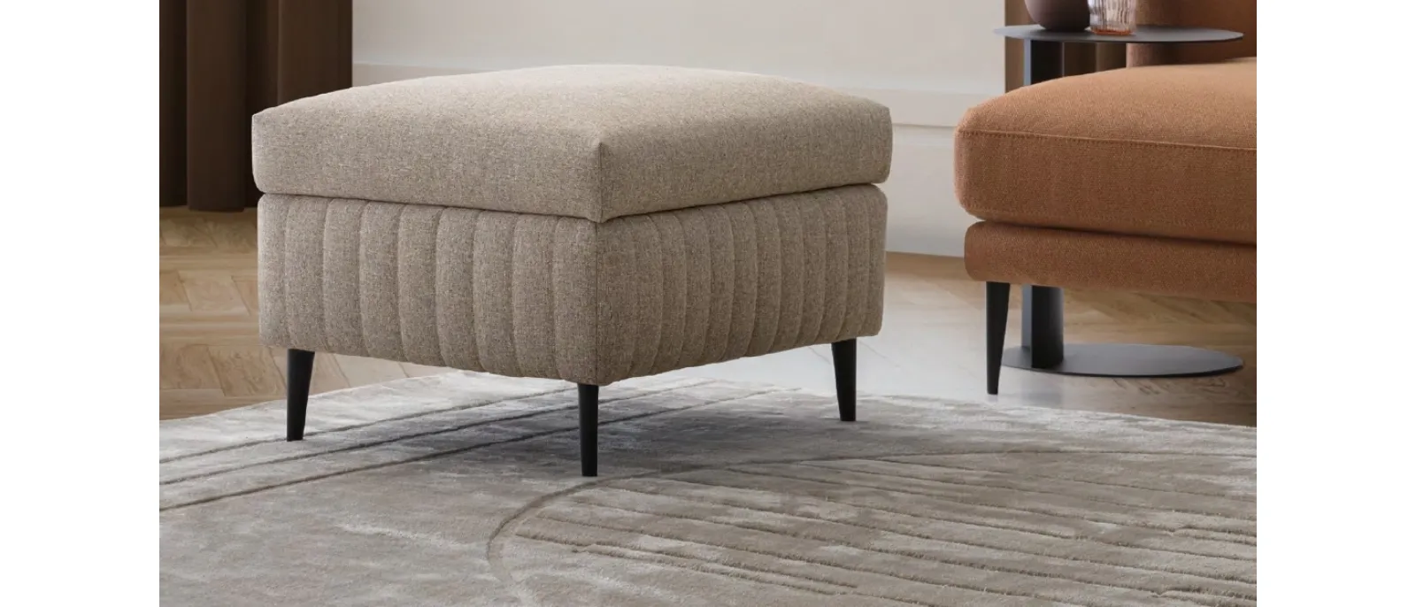 Pouf contenitore in tessuto imbottito e trapuntato Treasure di Le Comfort