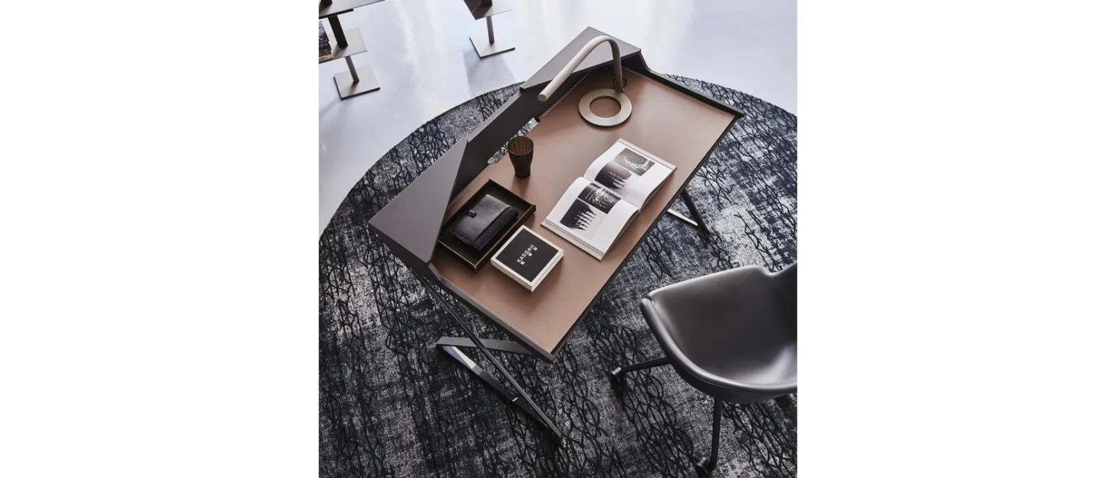 Scrittoio Qwerty in acciaio verniciato graphite con piano in MDF e PAD in cuoio di Cattelan Italia