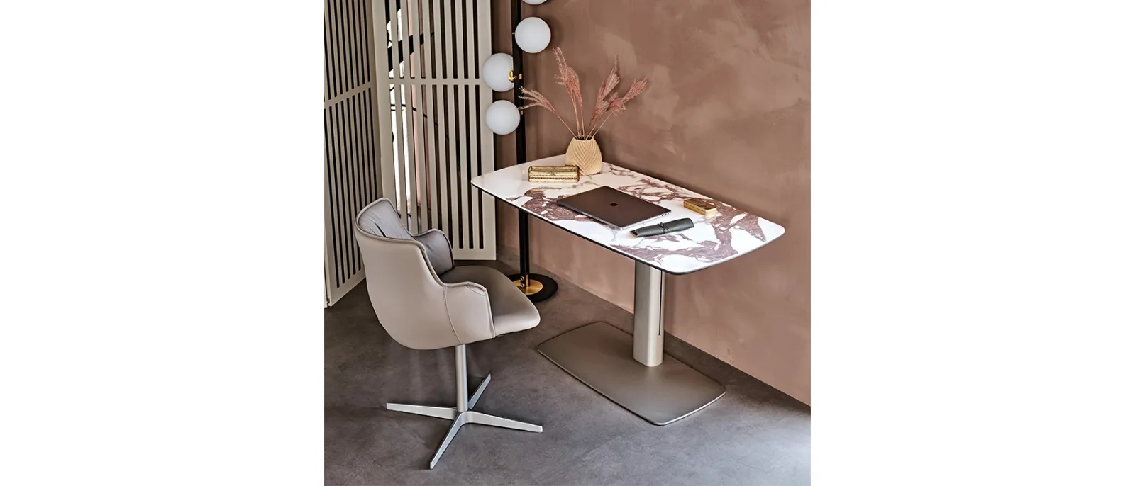 Scrittoio regolabile Runner Keramik con struttura in acciaio e piano in ceramica Marmi di Cattelan Italia