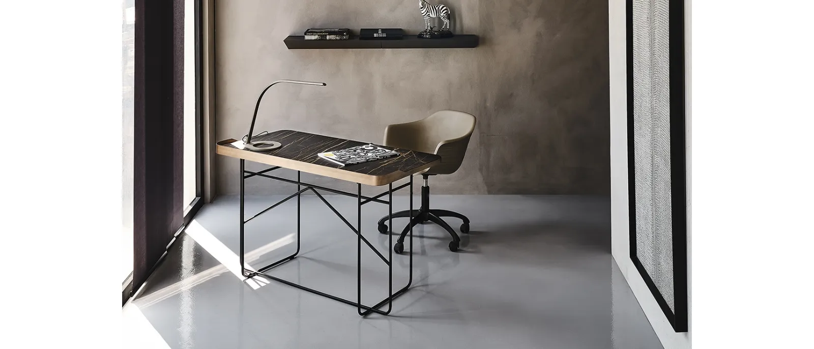 Scrittoio Wolf Keramik con piano in ceramica Marmi e base in acciaio di Cattelan Italia