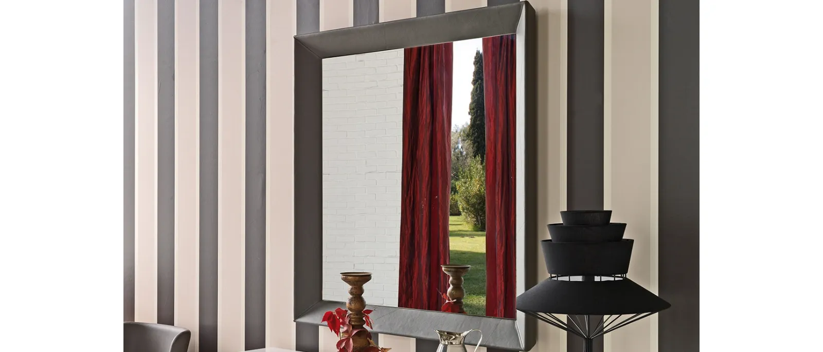 Specchio Taxedo con cornice rivestita in ecopelle di Cattelan Italia