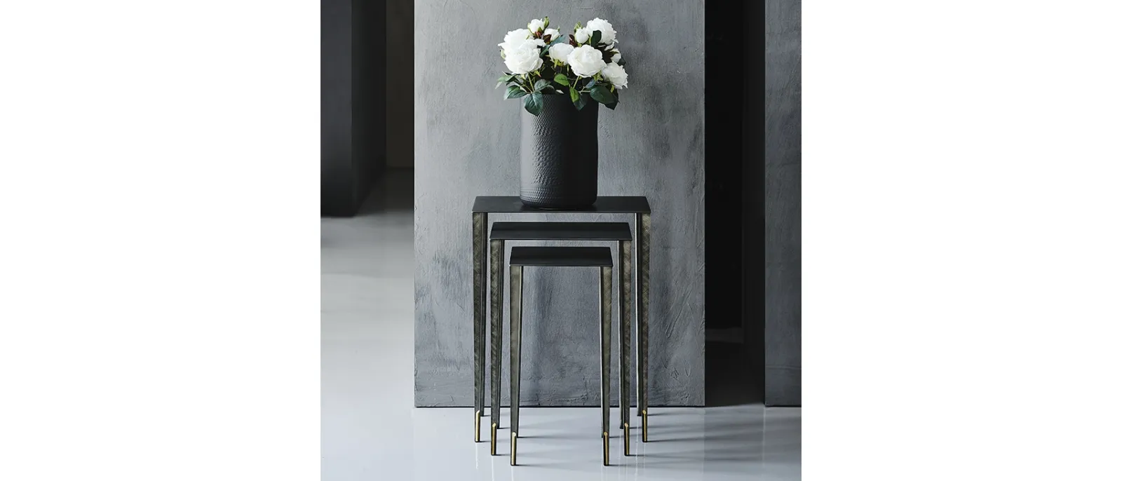 Tavolino Brushed Grey con parti in ottone Spillo di Cattelan Italia