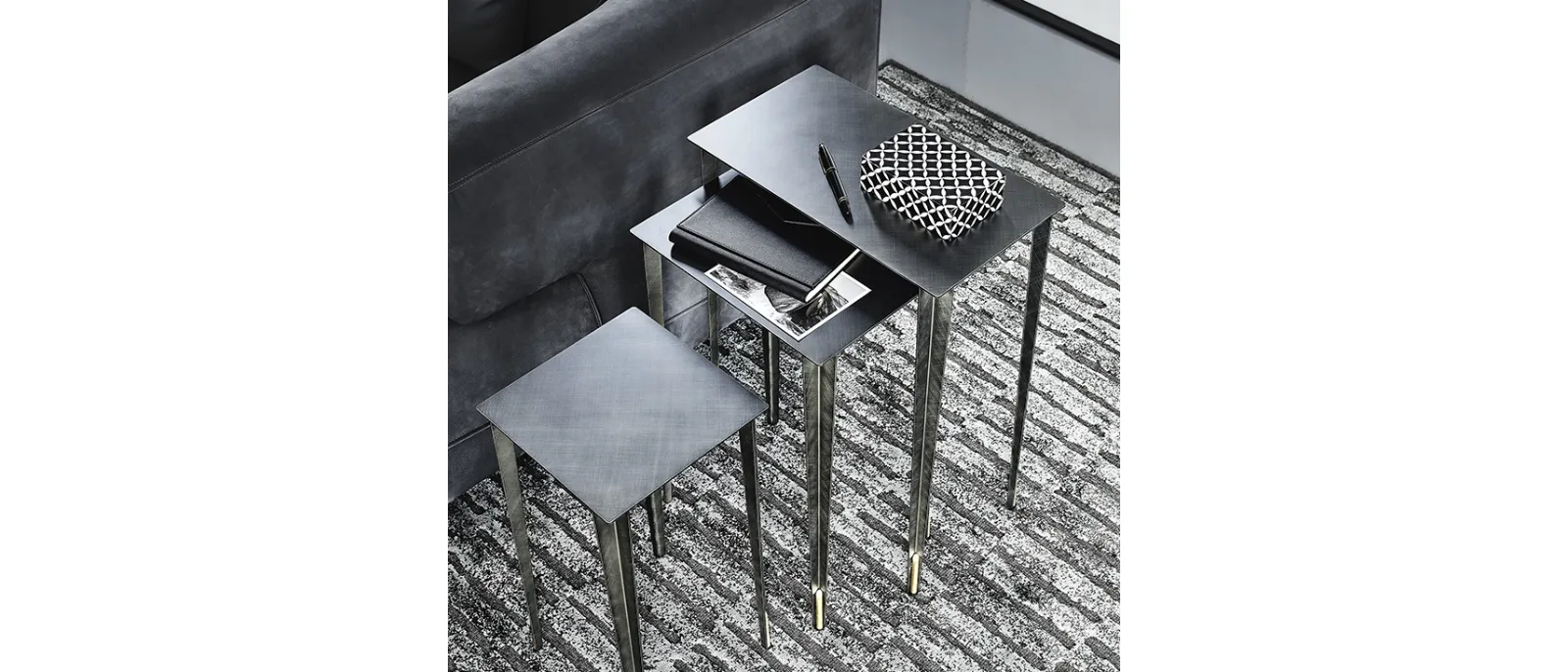 Tavolino Brushed Grey con parti in ottone Spillo di Cattelan Italia