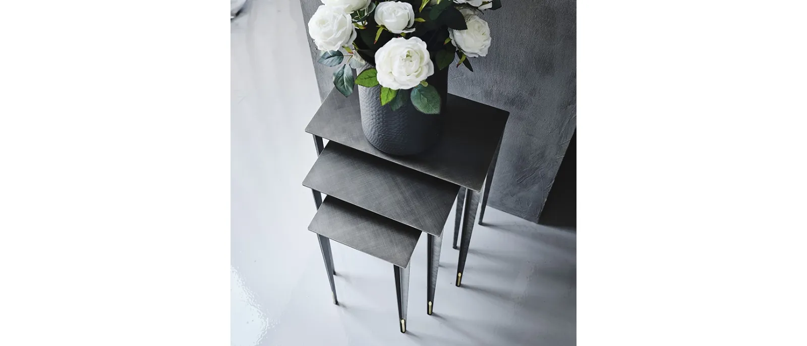 Tavolino Brushed Grey con parti in ottone Spillo di Cattelan Italia