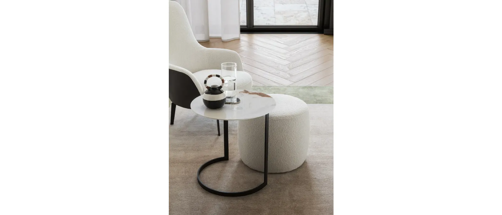 Tavolino Edgar con top in gres Calacatta e base in metallo di Le Comfort
