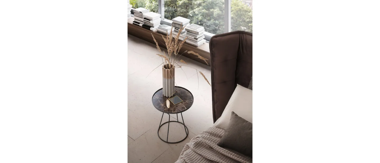 Tavolino Jago con top in gres Emperador e base in metallo di Le Comfort