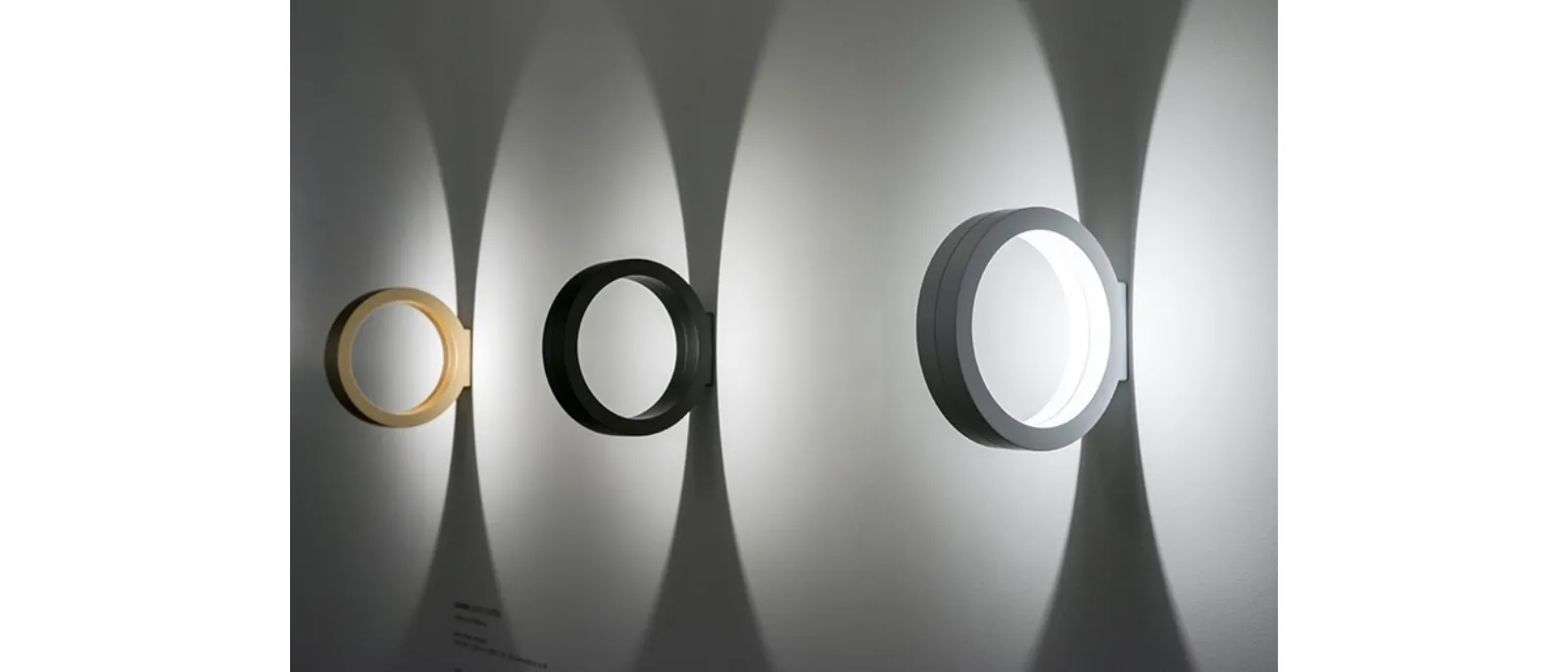 Lampada da parete in alluminio finiture Bianco, Nero e Oro opaco dal design compatto e lineare Assolo di Cini&Nils