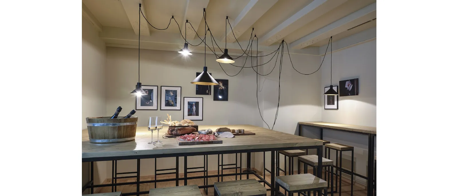 Lampada da terra di design in metallo nero con appendimento dei punti luce a soffitto Cerberina di Moog