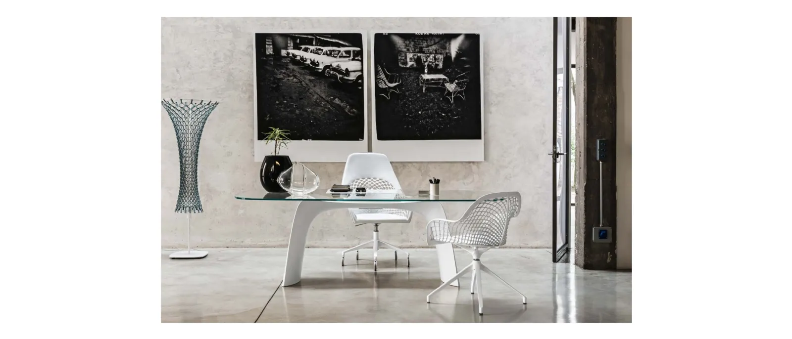 Lampada in metallo con rete in cuoio Guapa Floor Lamp di Midj