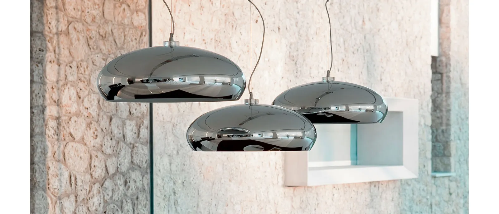 Lampada a sospensione in acciaio cromato a cupola bianca Hublot di Cattelan Italia