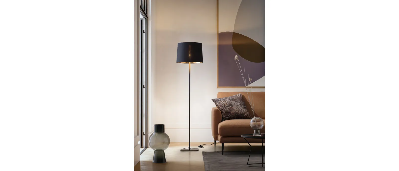 Lampada da terra Hygge con base in metallo e paralume in tessuto di Le Comfort