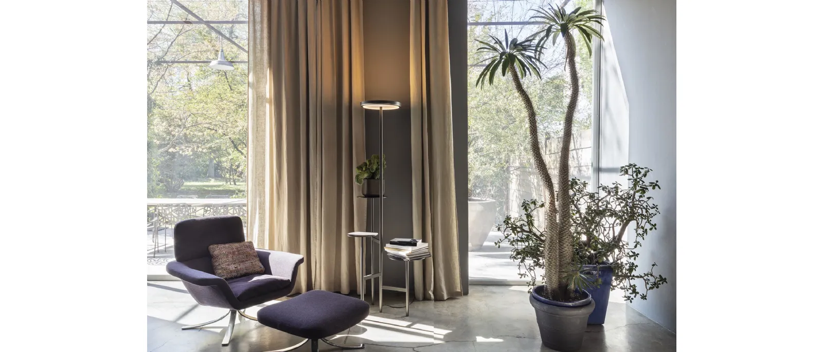 Lampada da terra che unisce luce e piani di appoggio Ikebana Lamp di Mogg