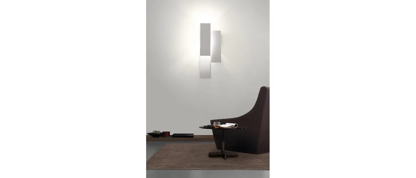 Lampada da parete di design Klang realizzata in cemento bianco Cini&Nils