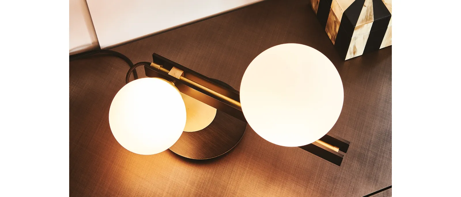 Lampada da tavolo in vetro e metallo Planeta di Cattelan Italia