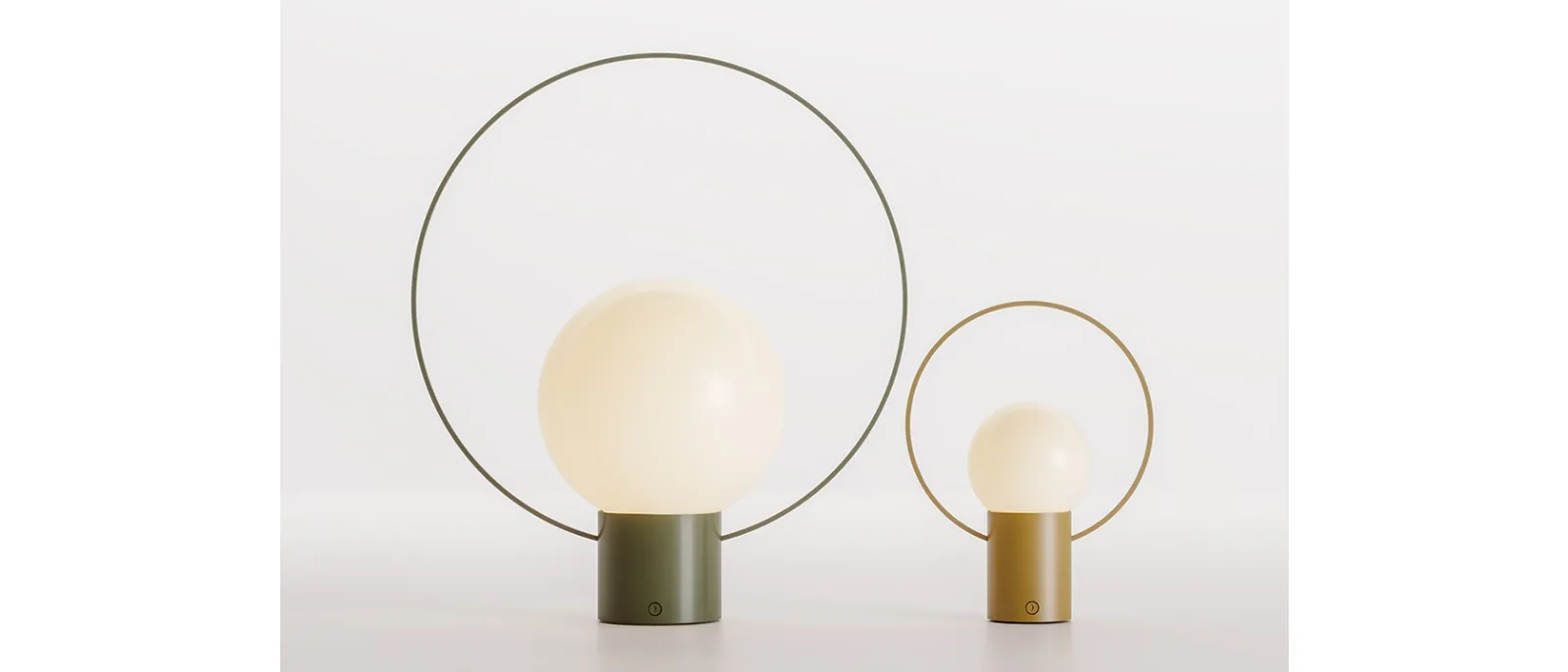 Lampada LED ricaricabile da tavolo Saturn con struttura in metallo e globo in metacrilato di Ronda Design
