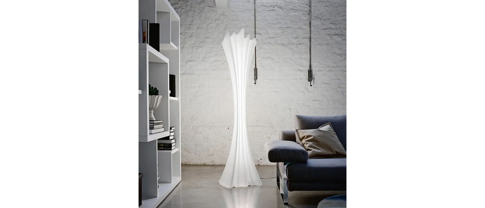 Lampada appendiabiti da terra in polietilene bianco Sipario Light di Cattelan Italia