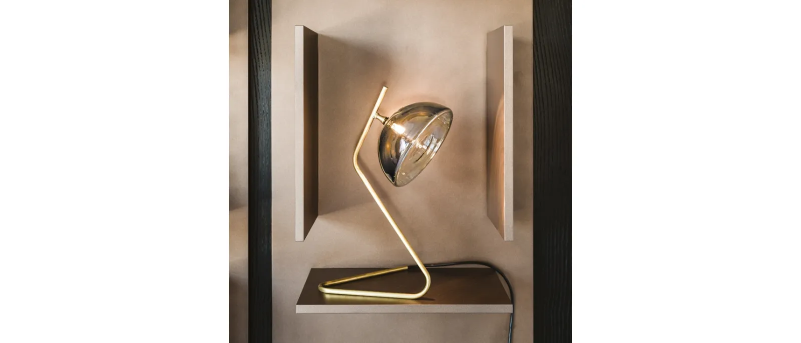 Lampada da tavolo in ottone con paralume in cristallo fumé Sunset di Cattelan Italia