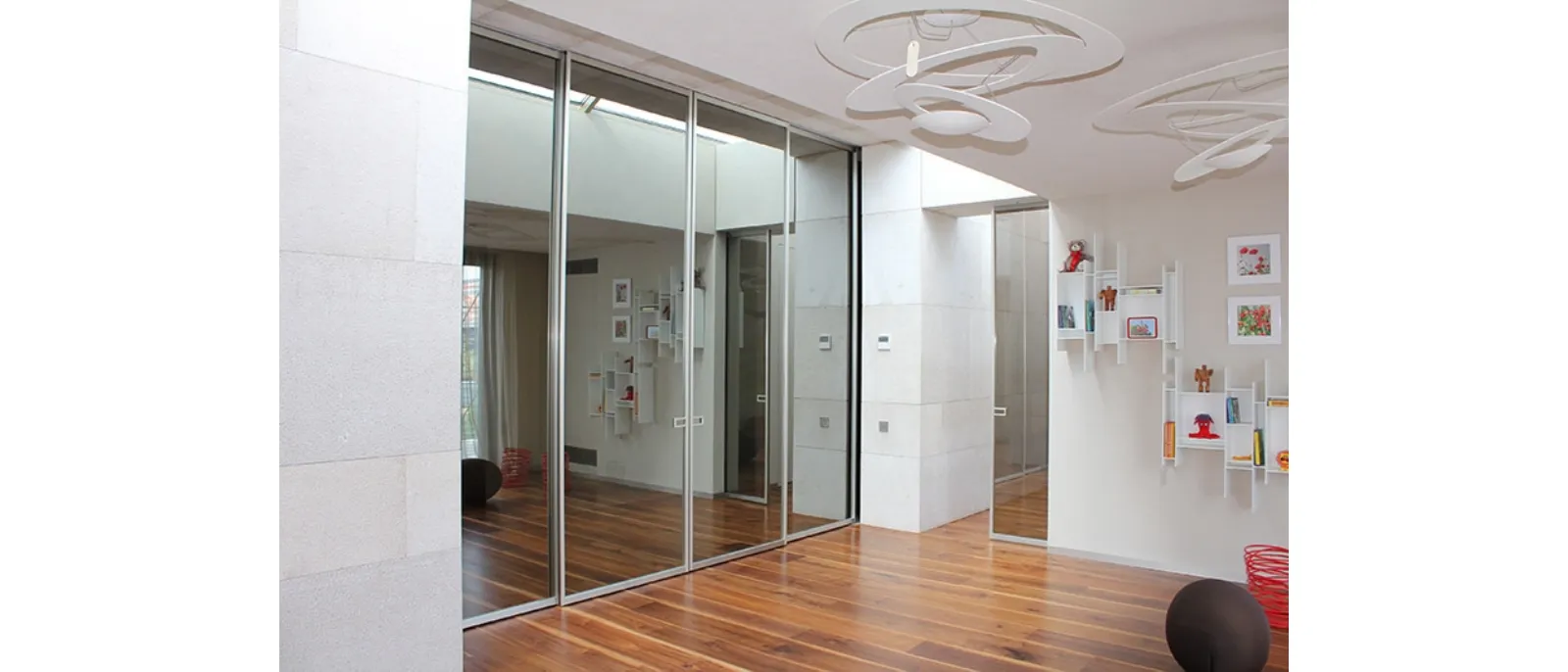Porta scorrevole con telaio in alluminio Less di Movi