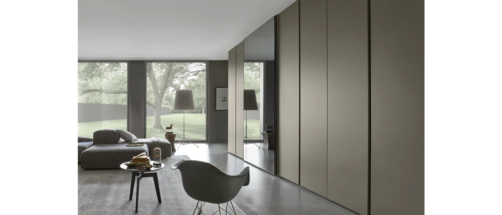 Armadio Breccia Visone ad ante battenti con anta a specchio scorrevole di Sangiacomo