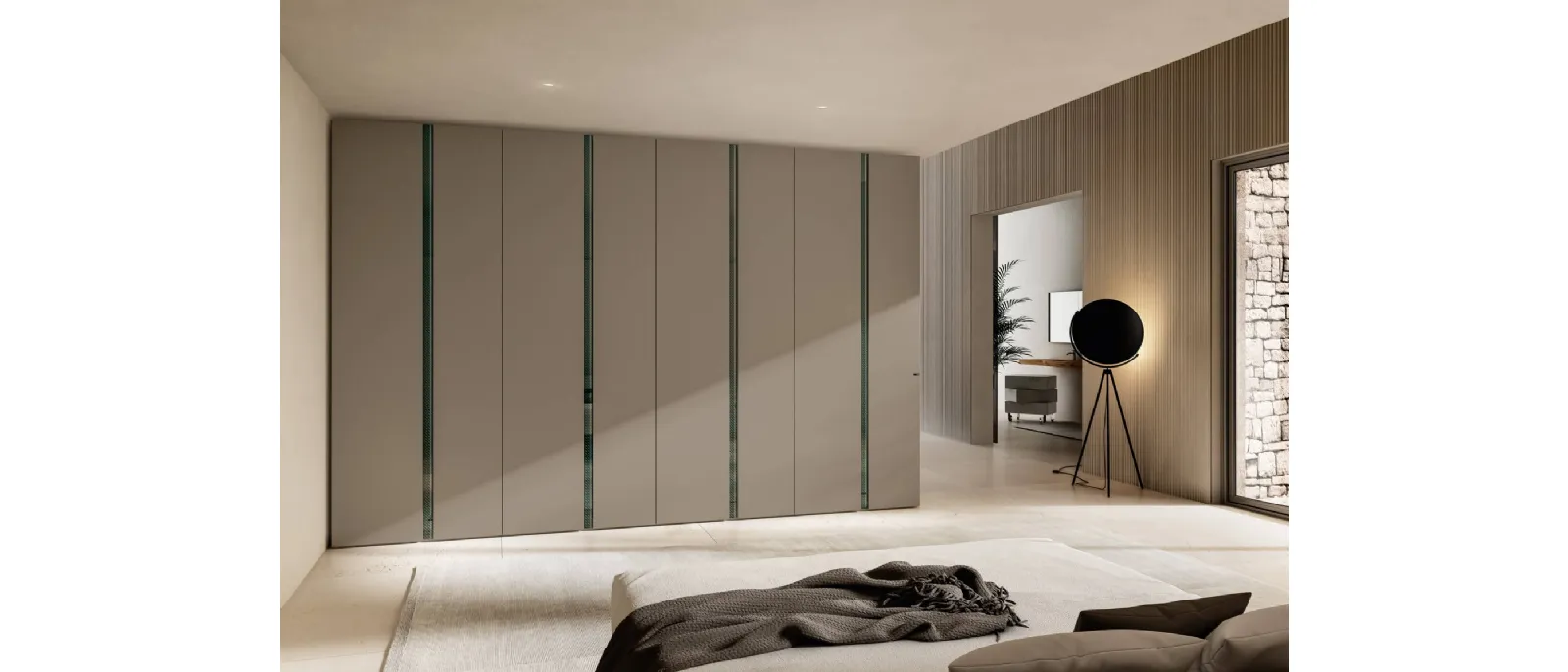Armadio con ante battenti laccato opaco con fasce verticali in vetro finitura tessuto metallizzato Cut di Lago