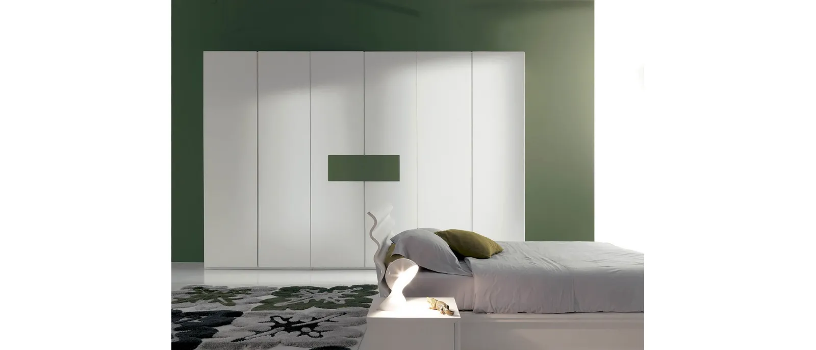 Armadio di design con ante battenti con porta tv estraibile in laccato bianco e verde Dream di Fimar