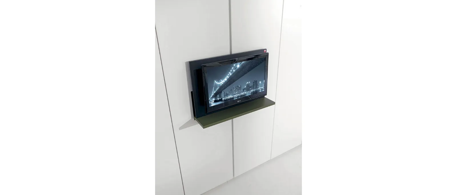 Armadio di design con ante battenti con porta tv estraibile in laccato bianco e verde Dream di Fimar