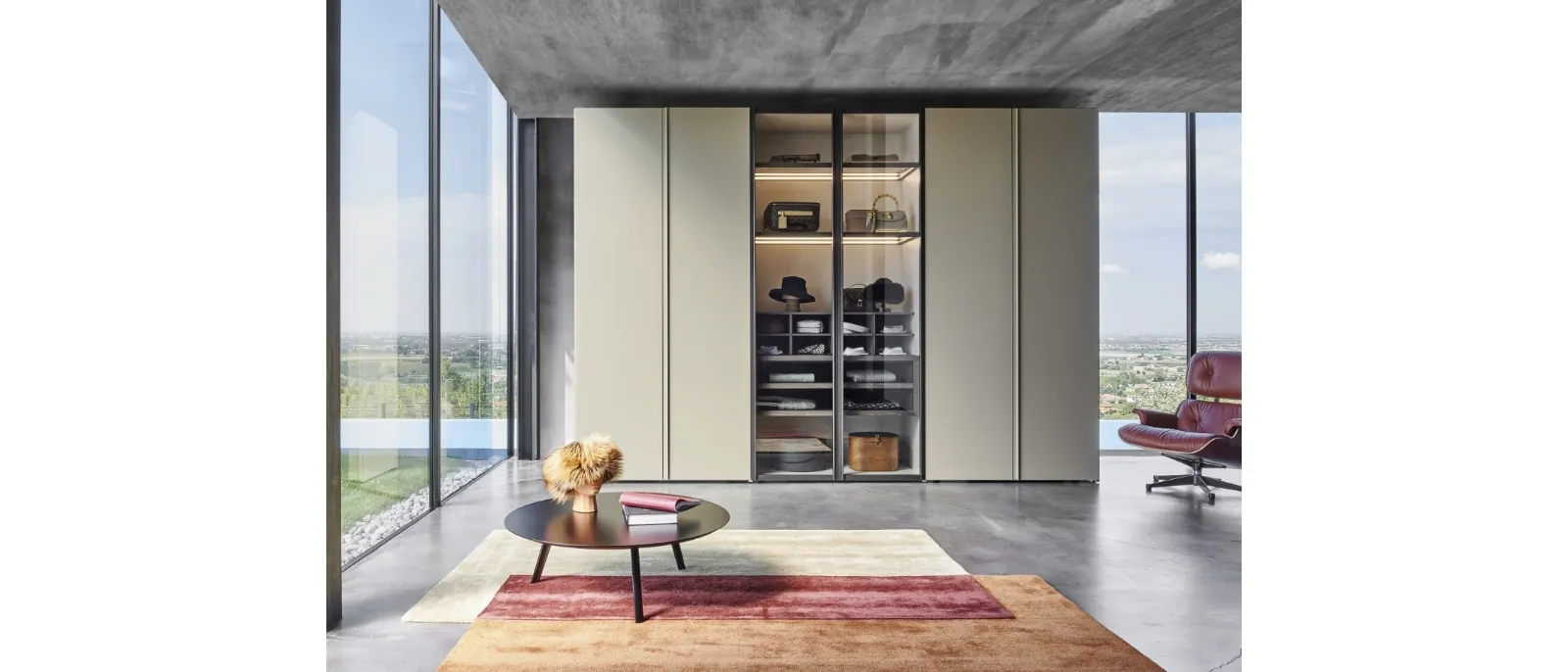 Armadio Scrigno Laccato con ante centrali in vetro di Sangiacomo