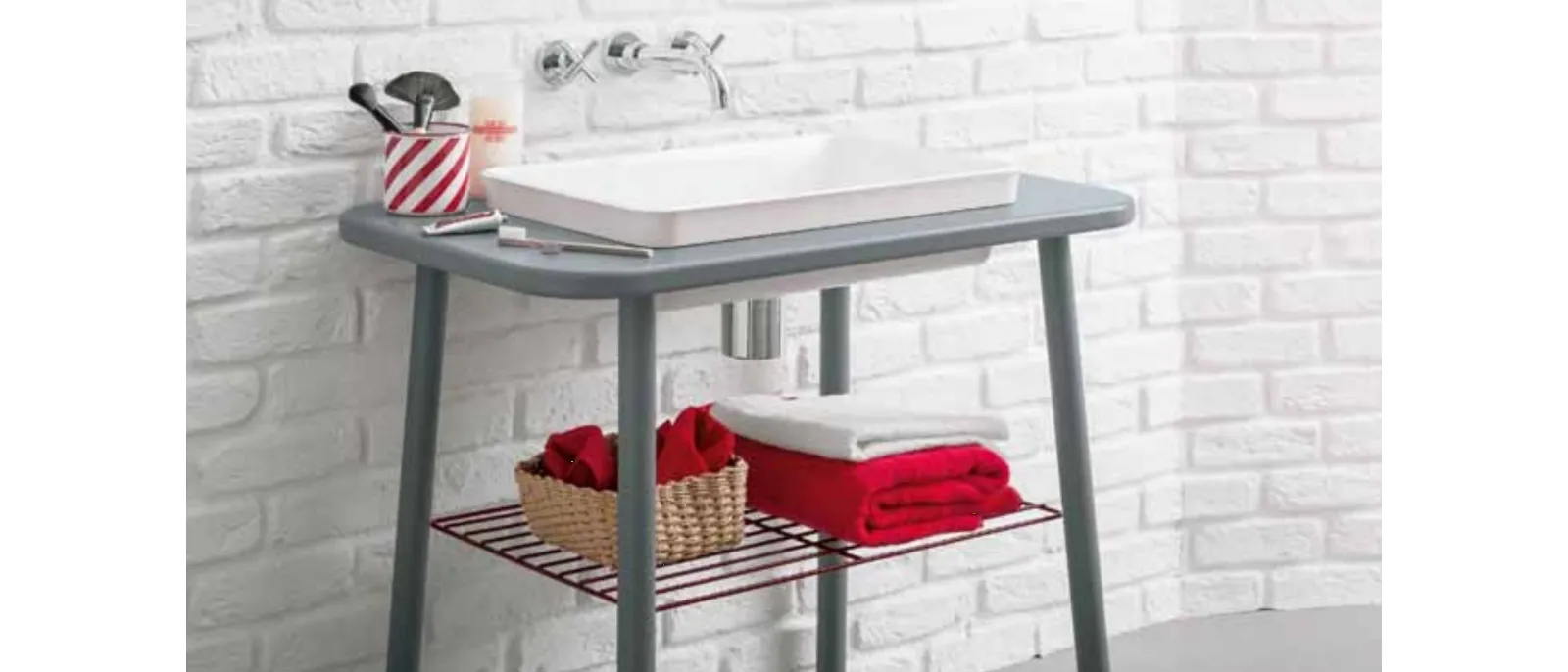 Mobile da bagno laccato opaco con top in mineral marmo Acqua e Sapone 02 di Birex
