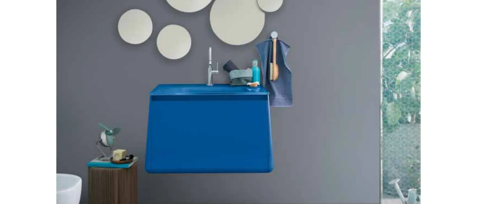 Mobile bagno sospeso di design in laccato opaco blu genziana Campus 05 di Birex