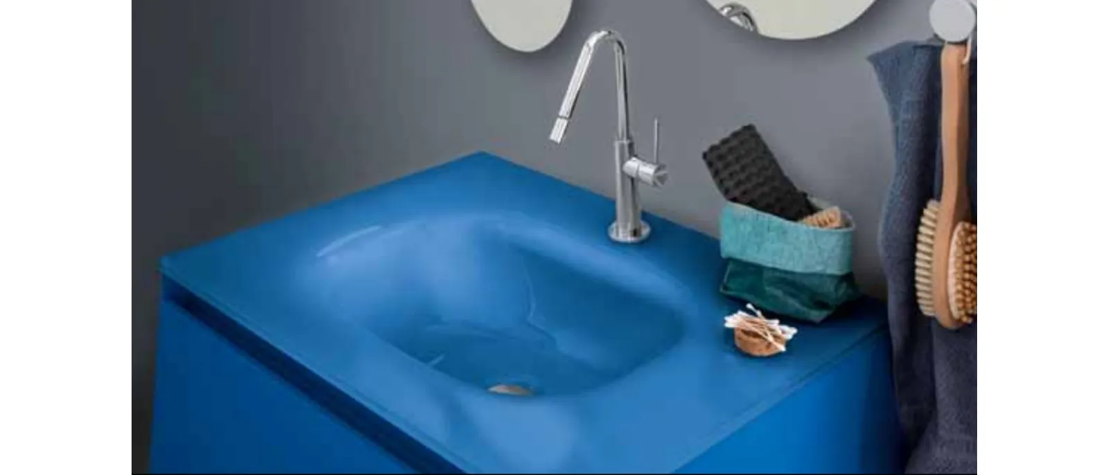 Mobile bagno sospeso di design con top in vetro laccato lucido blu genziana Campus 05 di Birex