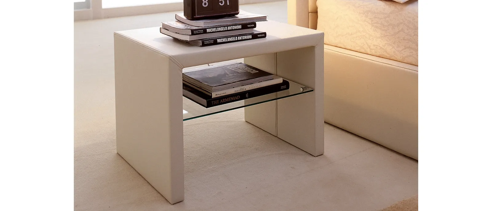 Comodino in legno rivestito in pelle Dorian di Cattelan Italia