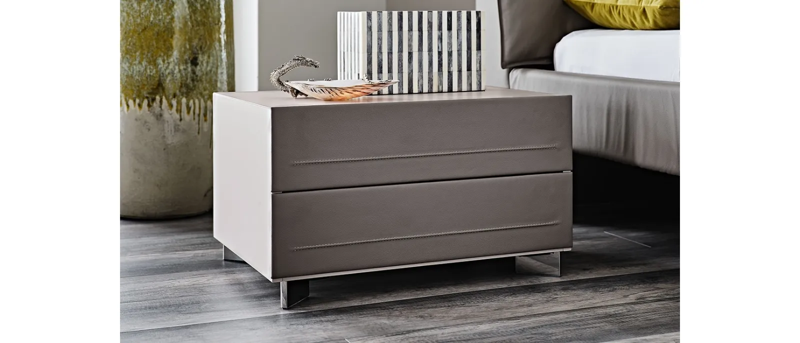Comodino Dyno in legno rivestito in pelle di Cattelan Italia