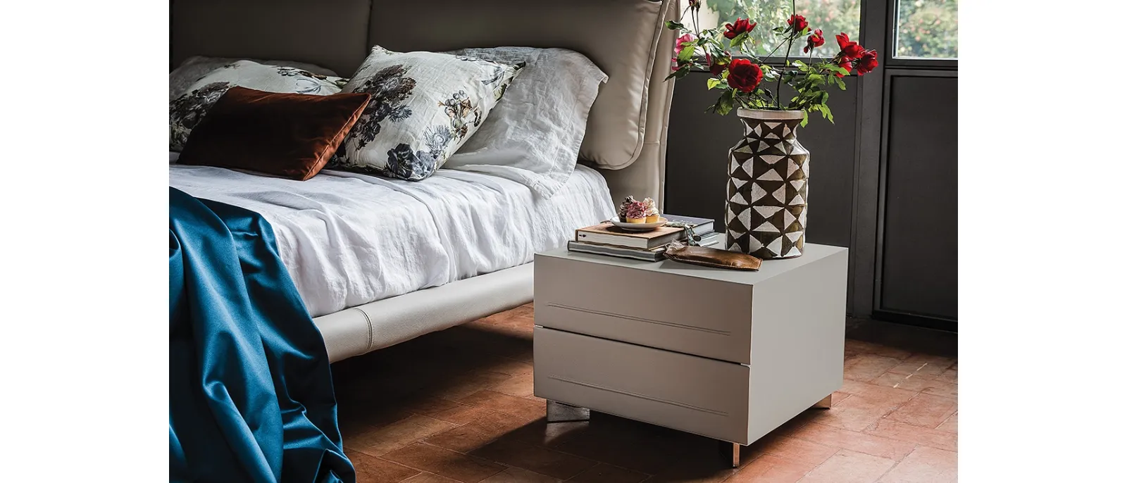 Comodino Dyno in legno rivestito in pelle di Cattelan Italia