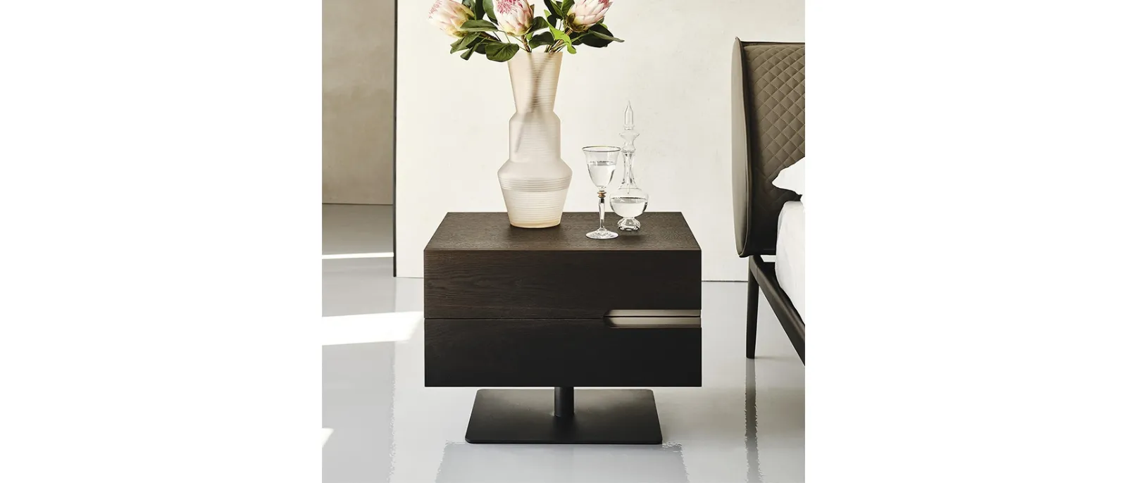Comodino in legno con base in metallo Ciro di Cattelan Italia