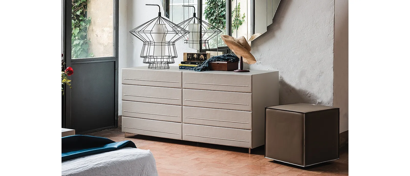 Comò Dyno in legno rivestito in pelle di Cattelan Italia