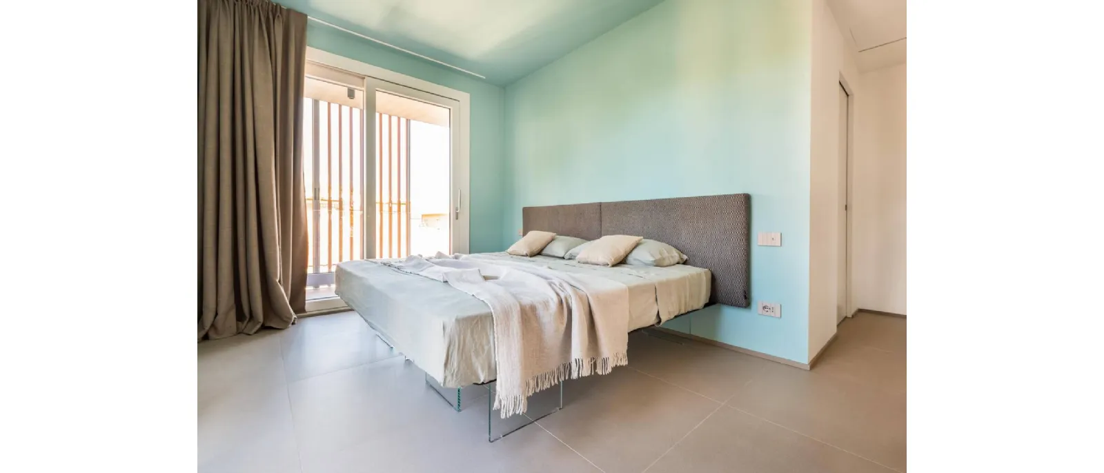 Letto Air 1507 con testiera in tessuto imbottito di Lago