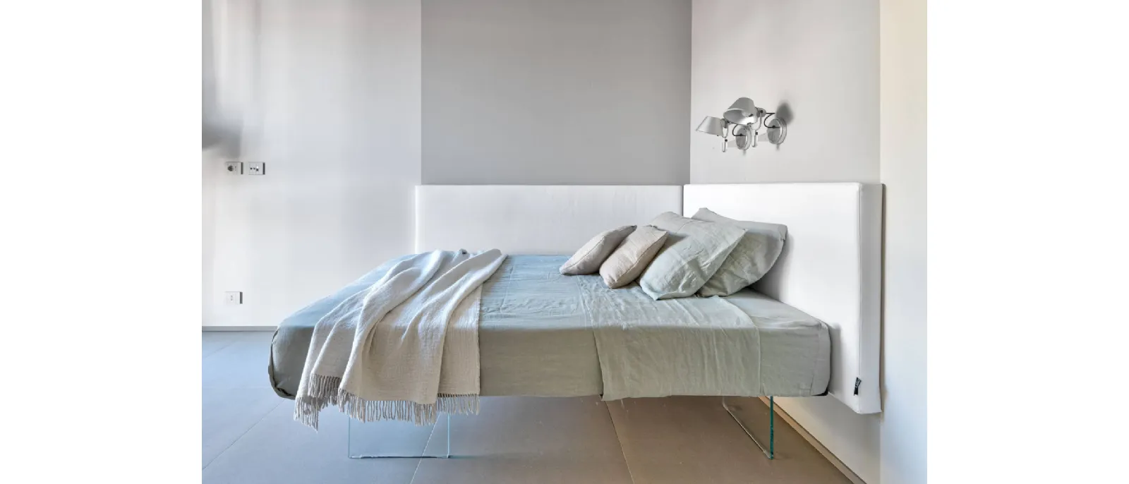 Letto Air 1507 con testiera in tessuto imbottito di Lago