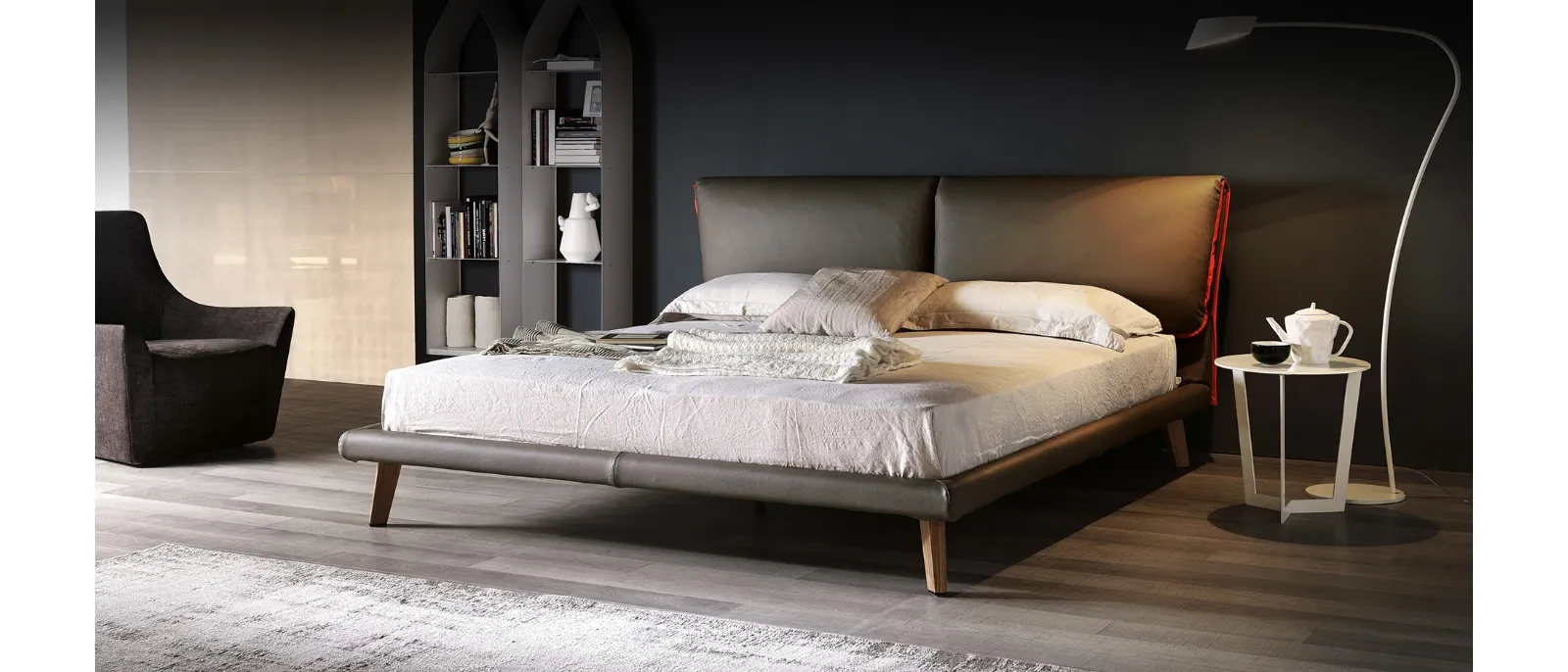 Letto imbottito con testiera Adam di Cattelan Italia