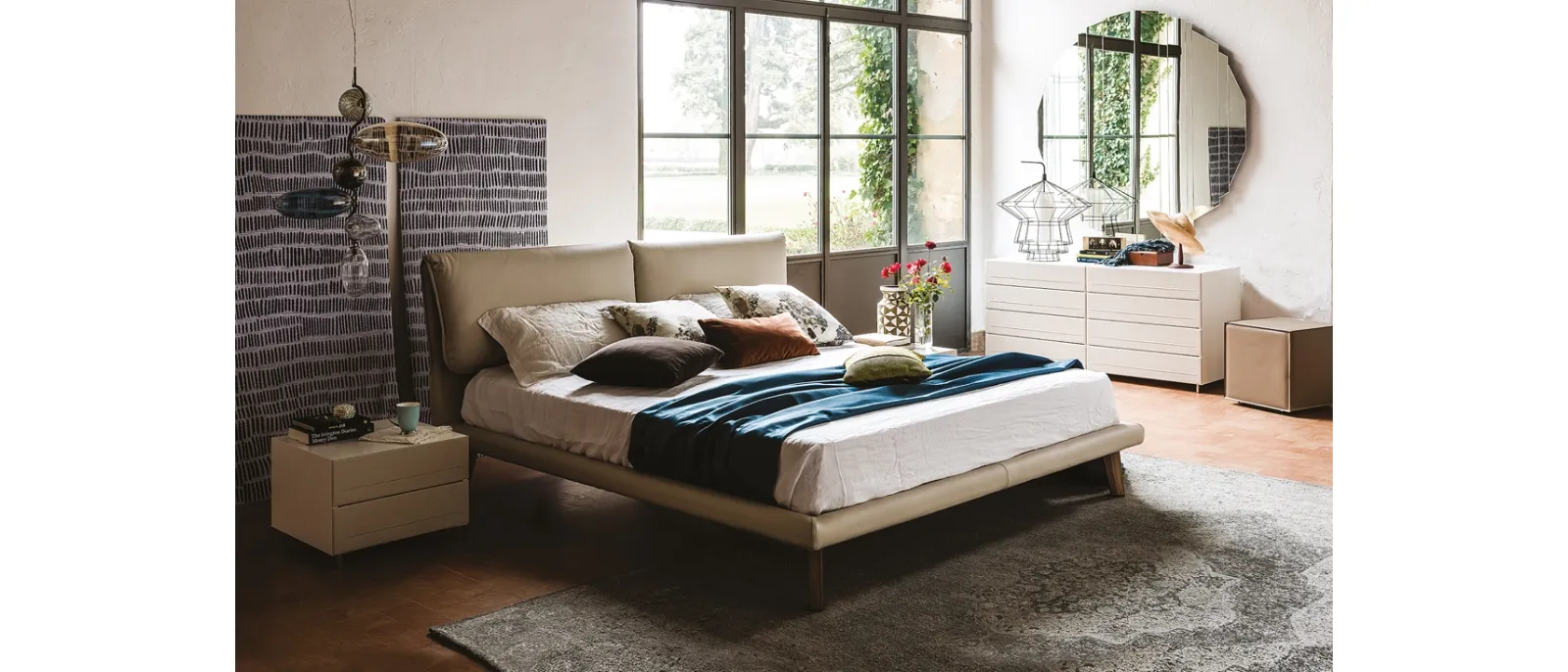 Letto imbottito con testiera Adam di Cattelan Italia