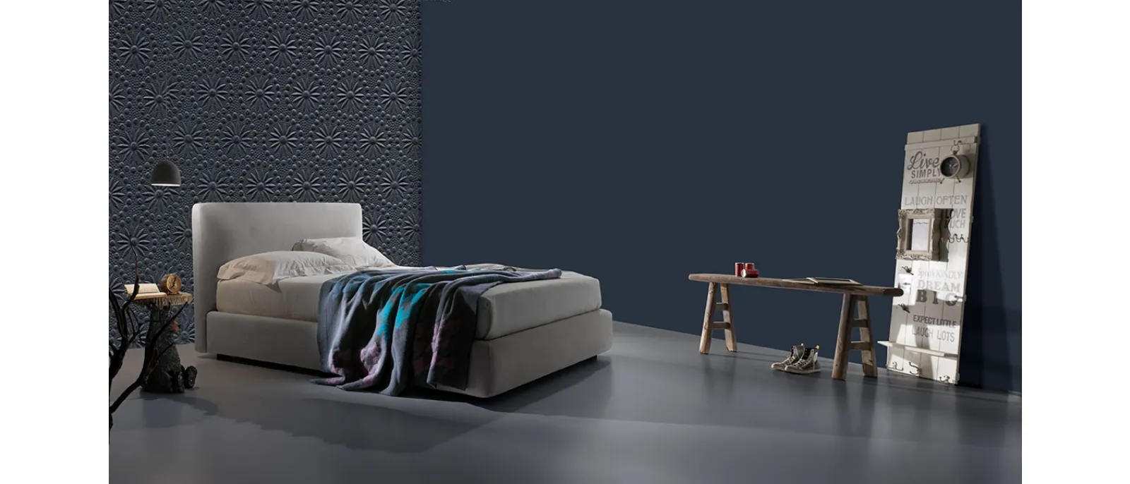 Letto in tessuto dalle linee semplici ed eleganti con contenitore Kappa Ring 28 di Excò