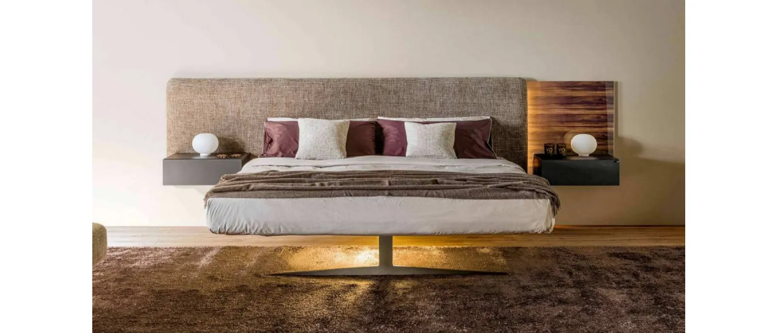 Letto con testiera in tessuto e vetro finitura ebano con gambe in acciaio Steel Free di Lago