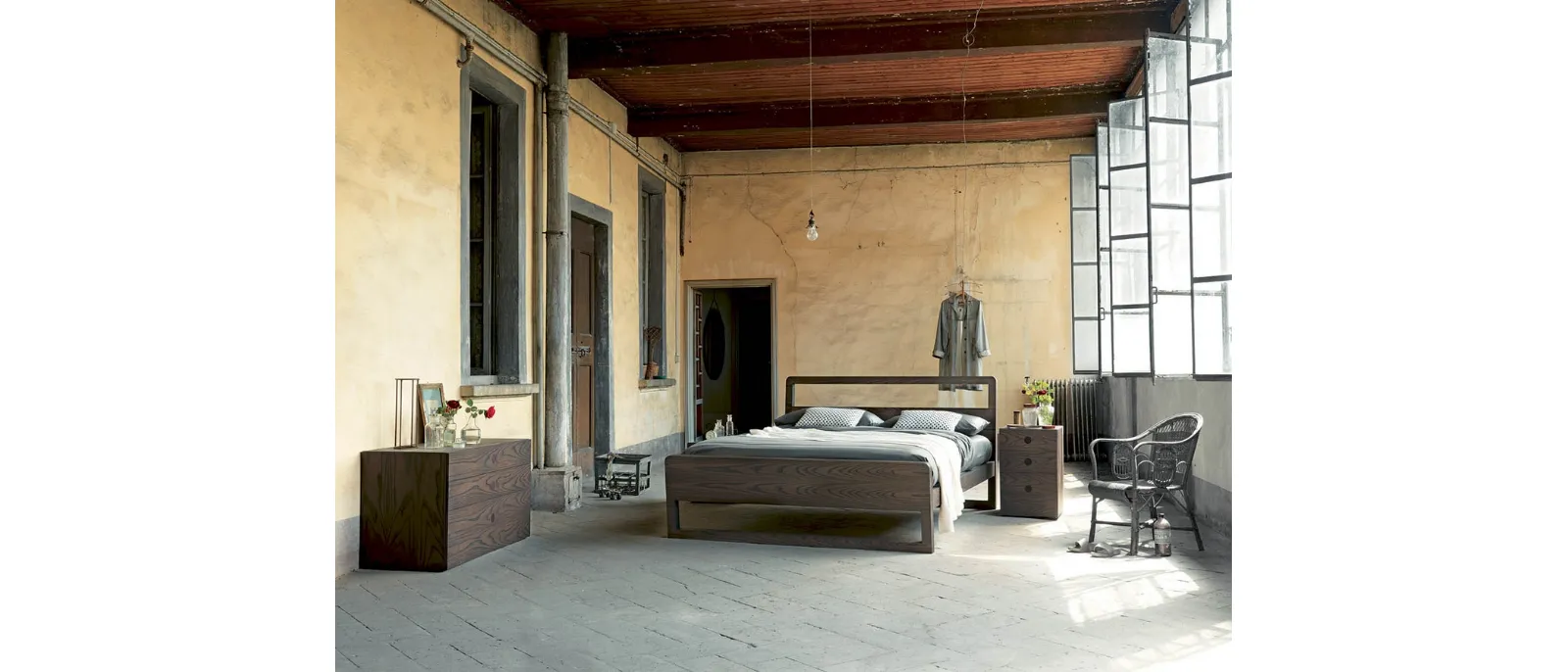 Letto in legno con testiera e box contenitore sollevato da terra Feel di Fimar