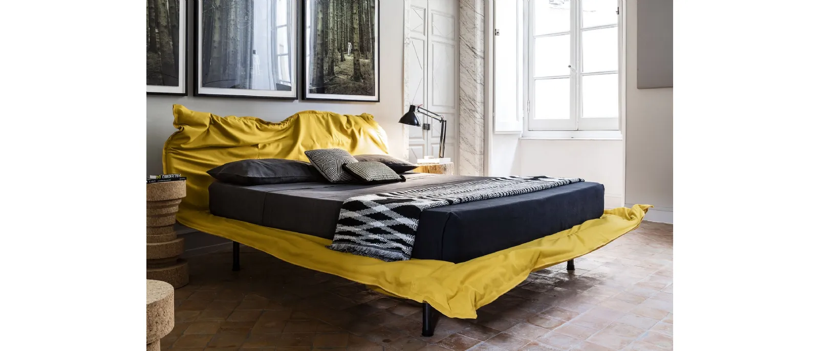 Letto di design effetto stropicciato Big Hug di Mogg